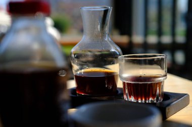 kafe masada taze soğuk demlenmiş siyah kahve sürahi ve cam
