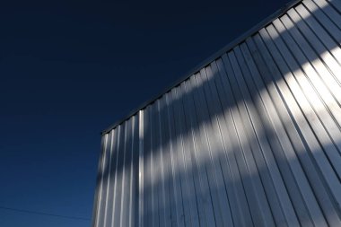 Mavi gökyüzüne karşı metal kargo konteynırının düşük açılı görüntüsü