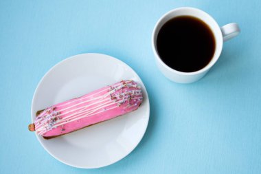 Beyaz tabakta fincan kahve ve ekler, yakın görüş, kahvaltı konsepti. 