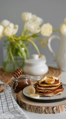 Masanın üstünde ballı ve muzlu leziz krepler.