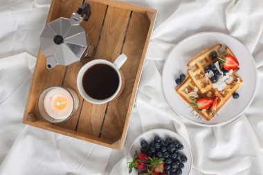 Dondurmalı Viyana waffle 'ı ve çilekli yabanmersini. Kahvaltı konsepti.