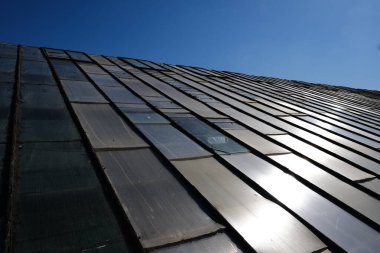 Mavi gökyüzüne karşı metal kargo konteynırının düşük açılı görüntüsü