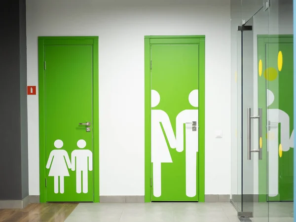 Zielone Drzwi Symbolami Par Budynku — Zdjęcie stockowe