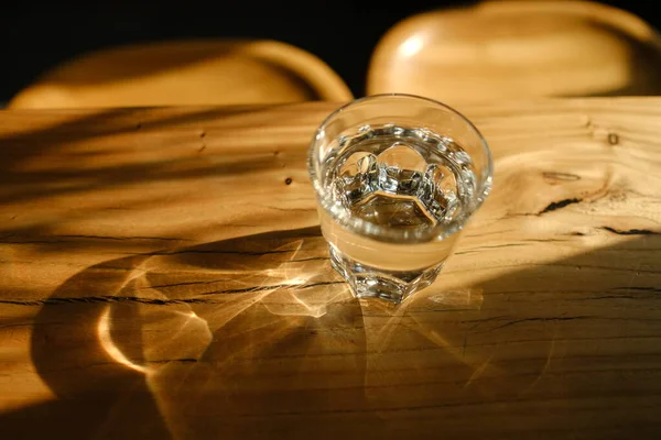 Verre Eau Douce Avec Motif Lumière Sur Table Bois — Photo