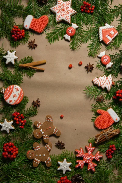 Zestaw Piernikowych Ciasteczek Świątecznych Wśród Gałązek Świerkowych Drewnianym Tle — Zdjęcie stockowe