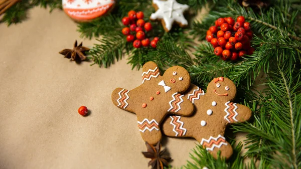 Set Van Kerst Peperkoek Koekjes Tussen Sparren Takken Houten Achtergrond — Stockfoto