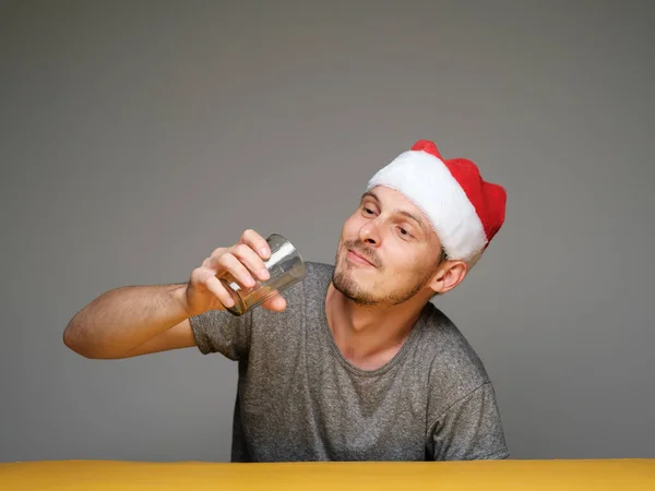 Man Santa Claus Hatt Dricka Alkohol Från Glas Sitter Vid — Stockfoto