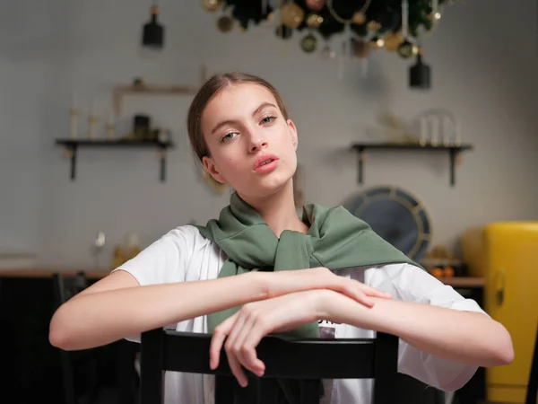 Junge Hipsterfrau Posiert Auf Holzstuhl Weihnachtlich Dekoriertem Zimmer — Stockfoto