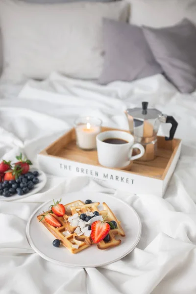 Dondurmalı Viyana waffle 'ı ve çilekli yabanmersini. Kahvaltı konsepti.