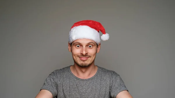 Förvånad Man Santa Claus Hatt Tittar Ner Med Stora Ögon — Stockfoto