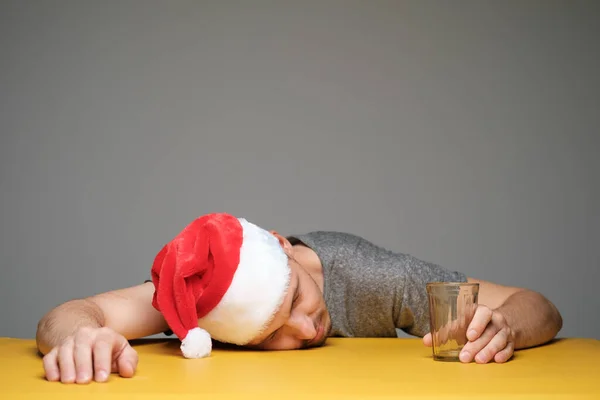 Berusad Man Santa Claus Hatt Hålla Tomt Glas Och Sova — Stockfoto