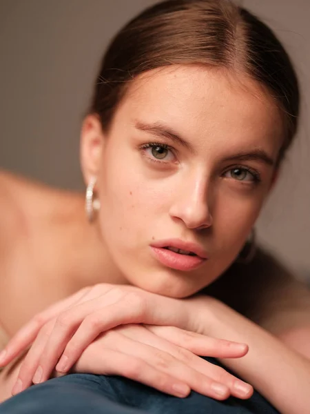 Retrato Mujer Atractiva Joven Mirando Cámara Acostado Sofá Azul —  Fotos de Stock