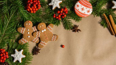 Şenlikli kış arka planında köknar dallı zencefilli kurabiye çeşitleri