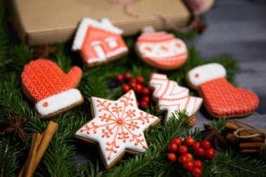 Şenlikli kış arka planında köknar dallı zencefilli kurabiye çeşitleri