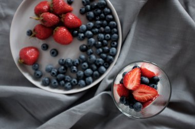 Yoğurt ve olgun böğürtlenli sağlıklı kahvaltı