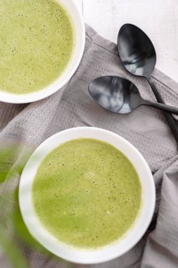 Yeşil sebze kremalı çorba kaselerde servis edilir.