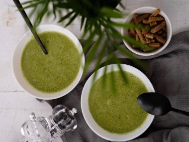 Yeşil sebze kremalı çorba kaselerde servis edilir.