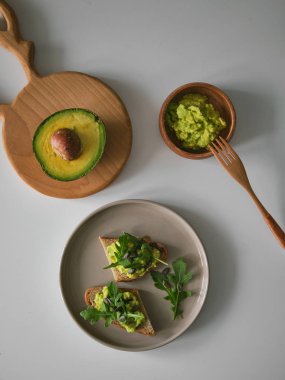 Sabah kahvaltısı için avokado sandviçi.