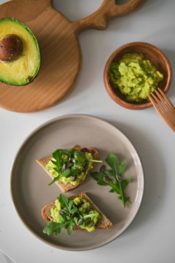 Sabah kahvaltısı için avokado sandviçi.