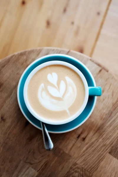 Kaffe Latte Serveras Träbord — Stockfoto
