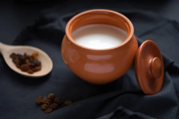 Pot Argile Avec Lait Chaud Sur Table — Photo