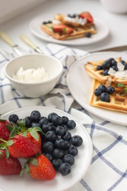 Yatakta böğürtlenli waffle.