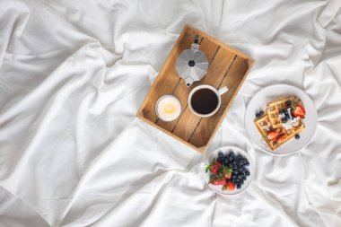 Kahve tepsisi, böğürtlen ve waffle..