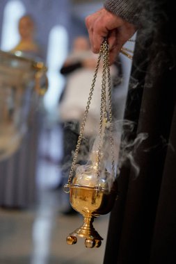 Dumanı tutan adamın yakın görüntüsü