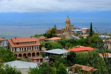 Arka planda bulanık dağlarla Tiflis şehir manzarası
