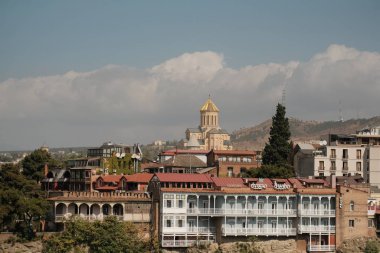Gündüz Tiflis, Gürcistan 'da şehir manzarası.