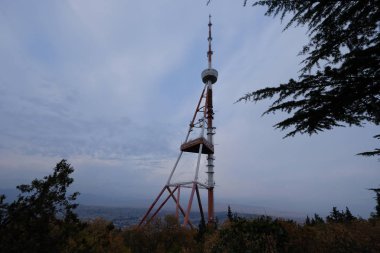 Şehir manzaralı büyük elektrik direği, Tiflis.