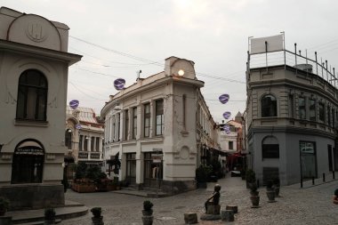 Tiflis 'te boş sokaklarda yürüyorum..