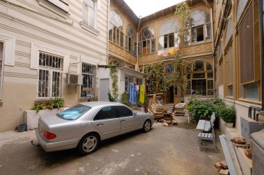 Gri araba arka bahçeye park edilmiş, Tiflis, Georgia..