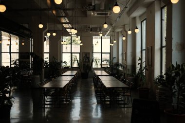 Akşam vakti boş kafe, Tiflis..