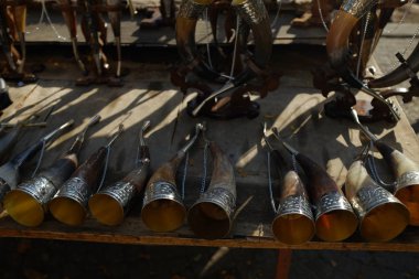 Boynuzlar sıraya, şarap için vintage alet