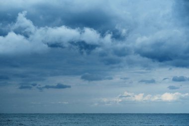 Bulutlu gökyüzü ve denizin görüntüsü