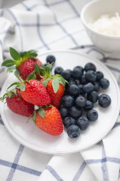 Ripe Strawberries Blueberries White Plate — Stock Photo, Image