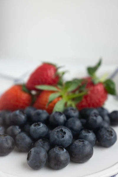 Fresas Maduras Arándanos Plato Blanco — Foto de Stock