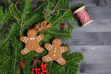 Kış festivalinin arka planında zencefilli kurabiye