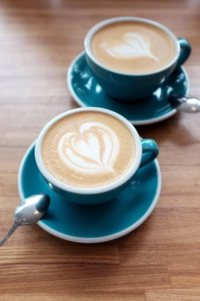 Kaffe Latte Serveras Träbord — Stockfoto