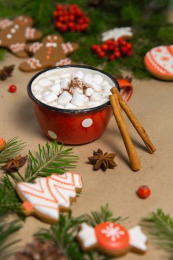 Kışın arkaplanda kremalı ve zencefilli kurabiyeli kakao içeceği.