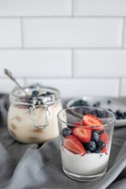 Sağlıklı yoğurt böğürtlen ve çilek ile kahvaltıda