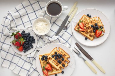 Waffle ve böğürtlenli sağlıklı ev yapımı kahvaltı.