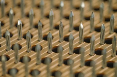 Tahtada metalik iğneler olan desen