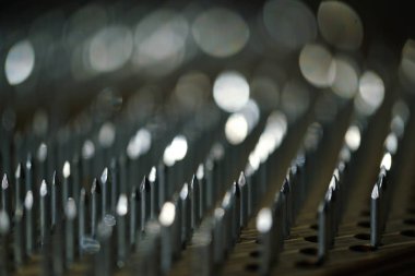 Tahtada mettalik iğneler olan desen.