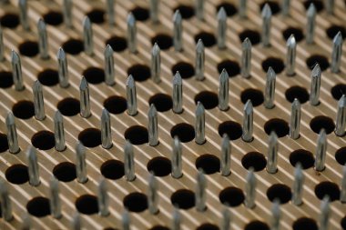 Tahtada metalik iğneler olan desen