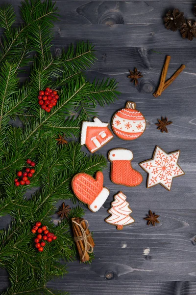 Galletas Jengibre Sobre Fondo Festivo Invierno Con Ramas Abeto — Foto de Stock