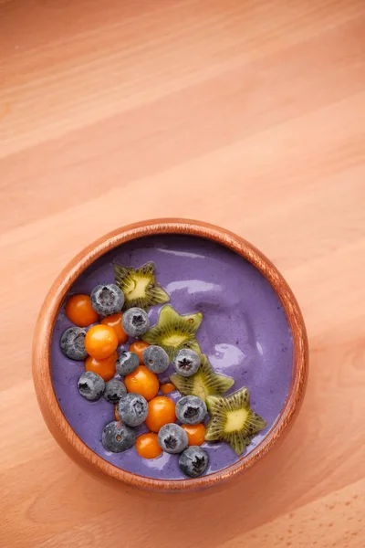 Tasty Violet Yogurt Blueberries Kiwi Plate — Stock Photo, Image