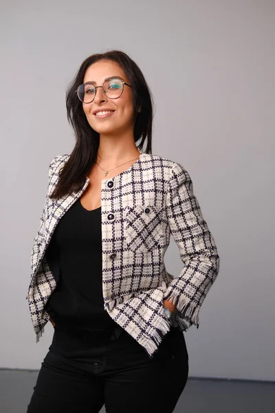 Mujer Negocios Chaqueta Cuadros Gafas Posando Estudio —  Fotos de Stock