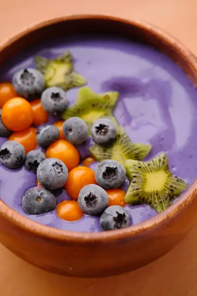 Smakelijke Violette Yoghurt Met Bosbessen Kiwi Bord — Stockfoto